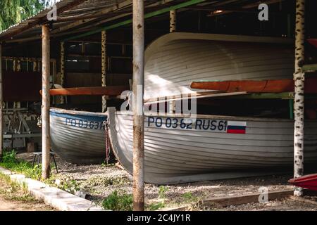 Le barche di metallo sono immagazzinate nell'hangar. Foto Stock