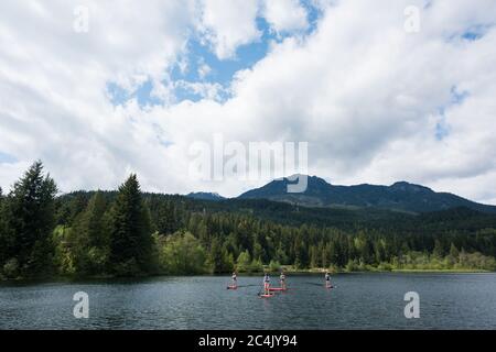 Whistler, BC, Canada: Paddle boarding sul lago Nita durante IL GO Fest - Stock Photo Foto Stock