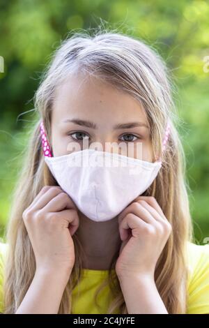 Ragazza (11) con protezione del naso, Kiel, Schleswig-Holstein, Germania Foto Stock