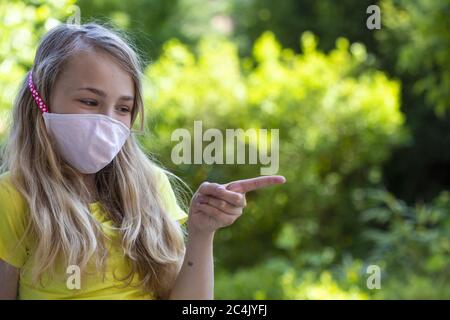 Ragazza (11) con protezione del naso, Kiel, Schleswig-Holstein, Germania Foto Stock