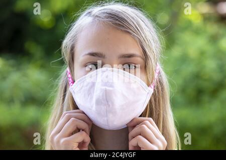 Ragazza (11) con protezione del naso, Kiel, Schleswig-Holstein, Germania Foto Stock