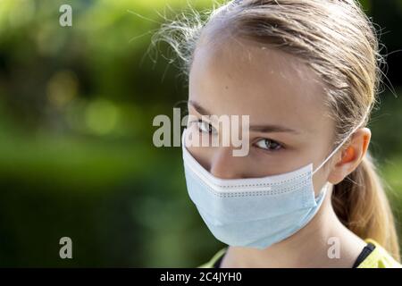 Ragazza (11) con protezione del naso, Kiel, Schleswig-Holstein, Germania Foto Stock