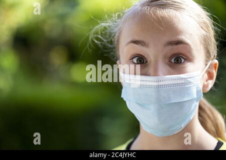 Ragazza (11) con protezione del naso, Kiel, Schleswig-Holstein, Germania Foto Stock