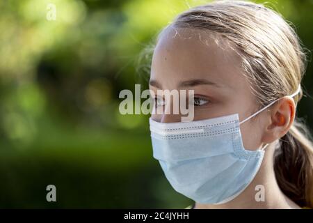 Ragazza (11) con protezione del naso, Kiel, Schleswig-Holstein, Germania Foto Stock