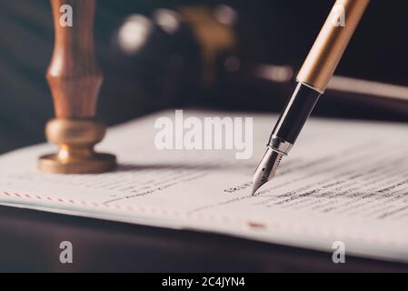 Legge, tema notaio di fondo. Penna a fontana e carta fatta a mano sulla scrivania Foto Stock