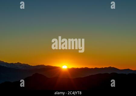 Alba sulla catena Shivalik, Himalaya- preso da HATU picco, Narkanda, Himachal Pradesh, India Foto Stock