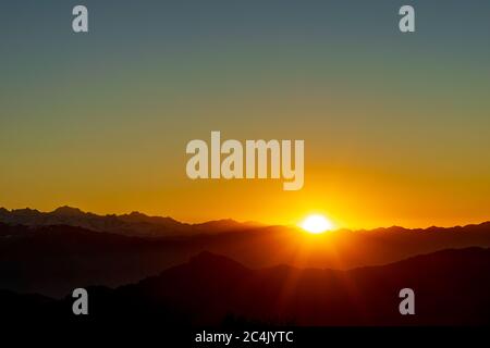 Alba sulla catena Shivalik, Himalaya- preso da HATU picco, Narkanda, Himachal Pradesh, India Foto Stock