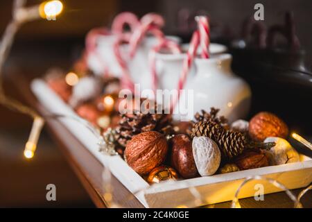 Composizione natalizia fatta di noci, coni e caramelle natalizie Foto Stock