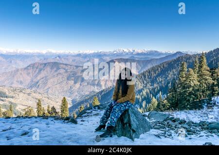 Narkanda, Himachal Pradesh, India; 28-dic-2018; posa con la serie Shivalik alle spalle Foto Stock