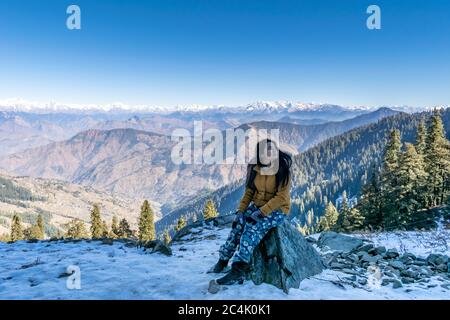 Narkanda, Himachal Pradesh, India; 28-dic-2018; posa con la serie Shivalik alle spalle Foto Stock