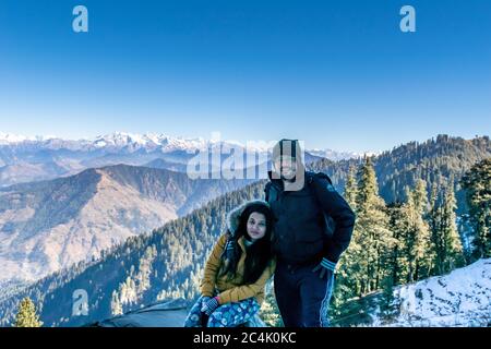 Narkanda, Himachal Pradesh, India; 28-dic-2018; posa con la serie Shivalik alle spalle Foto Stock