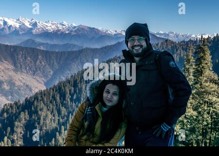 Narkanda, Himachal Pradesh, India; 28-dic-2018; posa con la serie Shivalik alle spalle Foto Stock