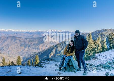 Narkanda, Himachal Pradesh, India; 28-dic-2018; posa con la serie Shivalik alle spalle Foto Stock