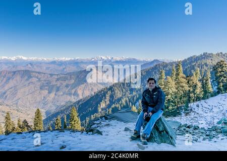 Narkanda, Himachal Pradesh, India; 28-dic-2018; posa con la serie Shivalik alle spalle Foto Stock