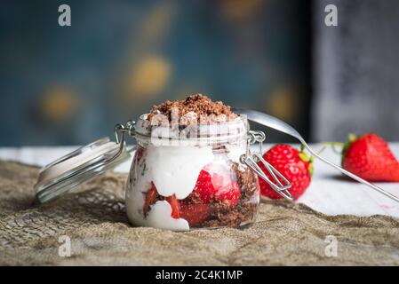 Dessert di parfait di fragole in un vaso di vetro da closeup Foto Stock
