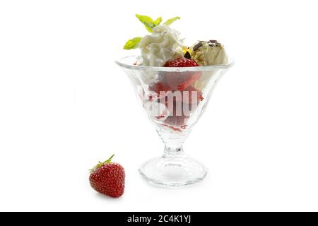 Sunda con gelato, fragole fresche, panna montata e menta piperita guarnire in un calice di vetro, isolato con ombre su sfondo bianco, copia s. Foto Stock