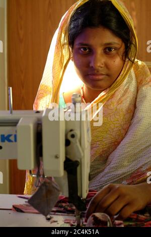 Donne che lavorano in una fabbrica di indumenti. Foto Stock