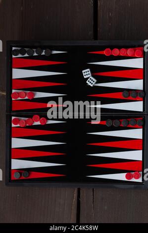 Primo piano di un tavolo da backgammon. Vista dall'alto Foto Stock
