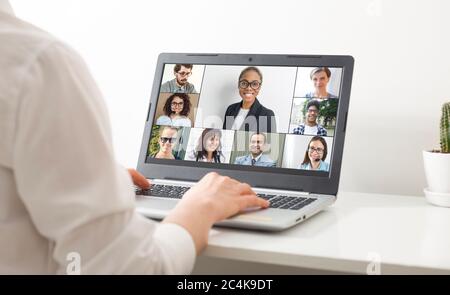 Conferenza online che parla con i colleghi di lavoro. Videochiamata di formazione su una webcam. Sullo schermo di un laptop, una donna afro-americana sta parlando con gli amici Foto Stock