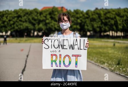 Monaco, Baviera, Germania. 27 Giugno 2020. Un dimostratore a Monaco, la Germania ha un cartello con la scritta "Stonewall was a riot" che si riferisce al leggendario Stonewall Inn di New York. Credit: Sachelle Babbar/ZUMA Wire/Alamy Live News Foto Stock