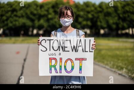 Monaco, Baviera, Germania. 27 Giugno 2020. Un dimostratore a Monaco, la Germania ha un cartello con la scritta "Stonewall was a riot" che si riferisce al leggendario Stonewall Inn di New York. Credit: Sachelle Babbar/ZUMA Wire/Alamy Live News Foto Stock