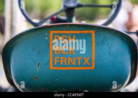 Monaco, Baviera, Germania. 27 Giugno 2020. Un adesivo "push back Frontex" che si riferisce alle unità Frontex che pattugliano le frontiere dell'Unione europea. Credit: Sachelle Babbar/ZUMA Wire/Alamy Live News Foto Stock