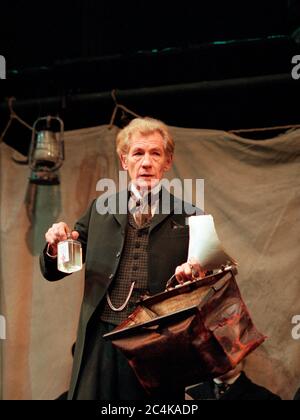 Ian McKellen (Dr Tomas Stockmann) in UN NEMICO DEL POPOLO di Henrik Ibsen all'Olivier Theatre, National Theatre (NT), Londra SE1 19/09/1997 in una versione di Christopher Hampton Set design: John Napier Costumi: John Bright lighting: David Hersey regista: Trevor Nunn Foto Stock