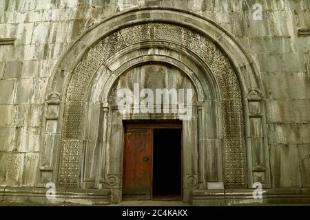 Splendida porta del Deposito del Libro nel complesso del Monastero medievale di Haghpat, Città di Hagphat, Provincia di Lori, Armenia Foto Stock