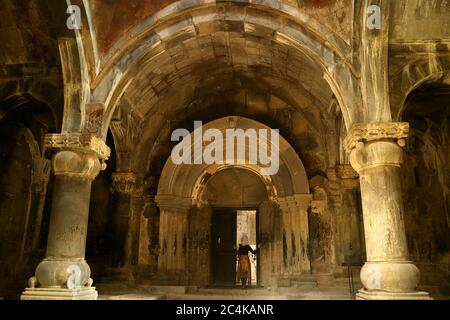 Visita femminile all'ingresso della Cappella di Sanahin complesso del Monastero medievale, città di Alaverdi, provincia di Lori, Armenia Foto Stock