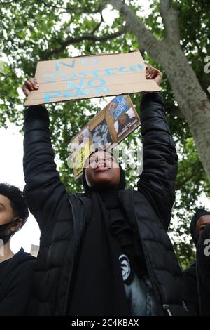 Centro di Londra, Regno Unito, 27 giugno 2020: Migliaia di giovani che hanno marciato da Hyde Park a Parliament Square e nel centro di Londra, Shukri Yahye-Abdi annegato nel fiume Irwell e la polizia stanno ancora cercando la sua causa di morte, le petizioni sono state inviate al sindaco di Manchester Andy Burnham con oltre 6000 firme per esaminare ciò che molti credono essere un attacco razzista: Credit Natasha Quarmby/ALAMY Live News Foto Stock