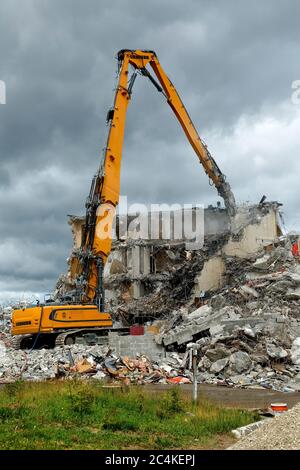 Demolizione di un vecchio hotel con escavatore idraulico. Kitchener, Ontario, Canada Foto Stock