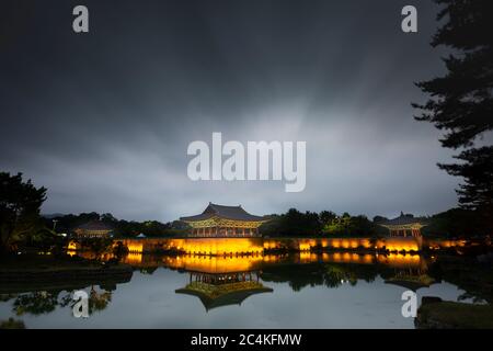Bella vista notturna di Donggung e Wolji (stagno di Anapji) con cielo nuvoloso a Gyeongju, Corea, 19 giu 2020 Foto Stock