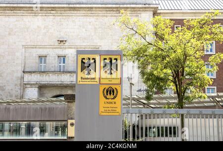 Nurnberg, Germania, 11,2019 agosto: Cartello all'ingresso dell'Ufficio federale delle migrazioni e dei rifugiati a Norimberga, il BAMF è la principale migazione A. Foto Stock