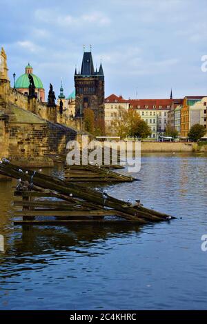 Immagine verticale del Ponte Carlo a Praga, in Czechia Foto Stock
