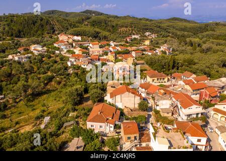Tetti in terracotta in un villaggio greco idilliaco, vista aerea Foto Stock