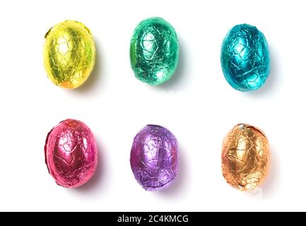 Uova di pasqua al cioccolato avvolte in lamina multicolore isolata su sfondo bianco Foto Stock