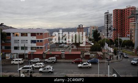 Immagine di strada piena di automobili nella zona urbana Foto Stock