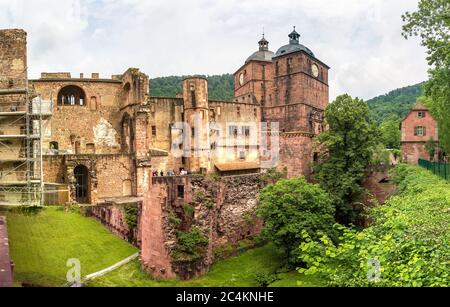 Vista panoramica aerea di Heidelberg e le rovine del castello di Heidelberg (Heidelberger Schloss) in una bella giornata estiva, la Germania Foto Stock