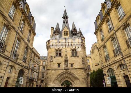 La Porte Cailhau torre di porta a Bordeaux in una bella giornata estiva, Francia Foto Stock