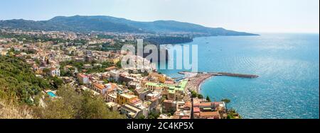 Vista panoramica aerea di Sorrento, la Costiera Amalfitana in Italia in una bella giornata estiva Foto Stock