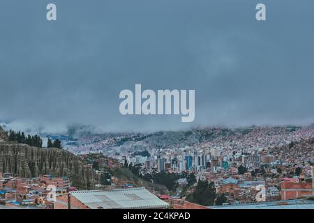 Vista dalla statua di Cristo della Pace in Bolivia contro la nebbia montagne Foto Stock