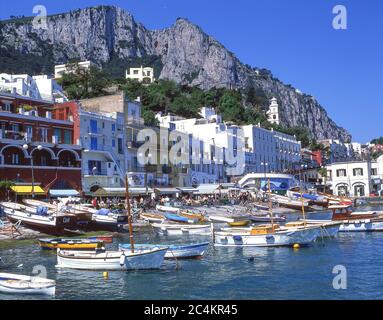 Barche da pesca in porto, Marina Grande, Isola di Capri, Regione Campagnia, Italia Foto Stock