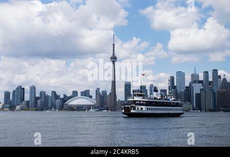 Toronto, Canada. 27 Giugno 2020. Il 27 giugno 2020 è possibile vedere un traghetto tra il terminal dei traghetti Jack Layton e Centre Island nel lago Ontario a Toronto, Canada. Il servizio di traghetto per le isole Toronto è ripreso per il pubblico a partire da sabato, con i passeggeri che devono indossare maschere o coperture. Credit: Zou Zheng/Xinhua/Alamy Live News Foto Stock