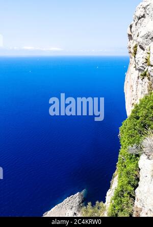 Splendido paesaggio da Capo Formentor a Maiorca, Isole Baleari, Spagna. Mare blu profondo e alte scogliere. Foto Stock