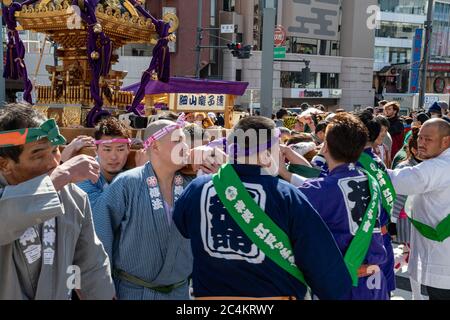 Festa della Fondazione Nazionale (Kenkokukinen-no-Hi) celebrazione e sfilata su Omotesando-dori. Foto Stock