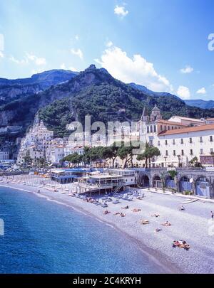 Vista sulla città e sulla spiaggia, Amalfi, Costiera Amalfitana, Provincia di Salerno, Campania, Italia Foto Stock