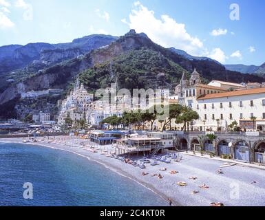 Vista sulla città e sulla spiaggia, Amalfi, Costiera Amalfitana, Provincia di Salerno, Campania, Italia Foto Stock