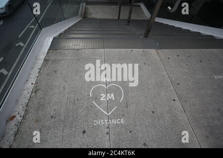 Londra, Regno Unito. 27 Giugno 2020. Un cartello distanza 2 m su Hungerford Bridge a Londra. Credit: Paul Marriott/Alamy Live News Foto Stock