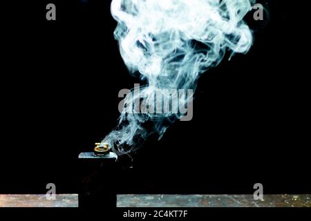 Fumo astratto con rotazioni e curve su sfondo nero Foto Stock