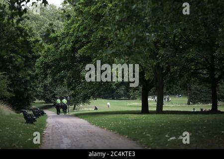 Londra, Regno Unito. 27 Giugno 2020. Ufficiali di polizia montati pattugliano Green Park a Londra. Credit: Paul Marriott/Alamy Live News Foto Stock